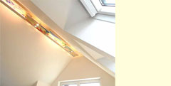 Kreative Lichtidee für das Zimmer mit Dachschräge… eine ergonomische Beleuchtung reduziert Direkt- und Reflexblendung und bietet mehr Wohnkomfort…